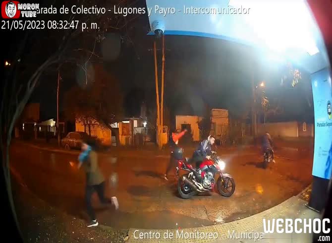 Video :Once more, a motorbike thief collides with a plainclothes police officer